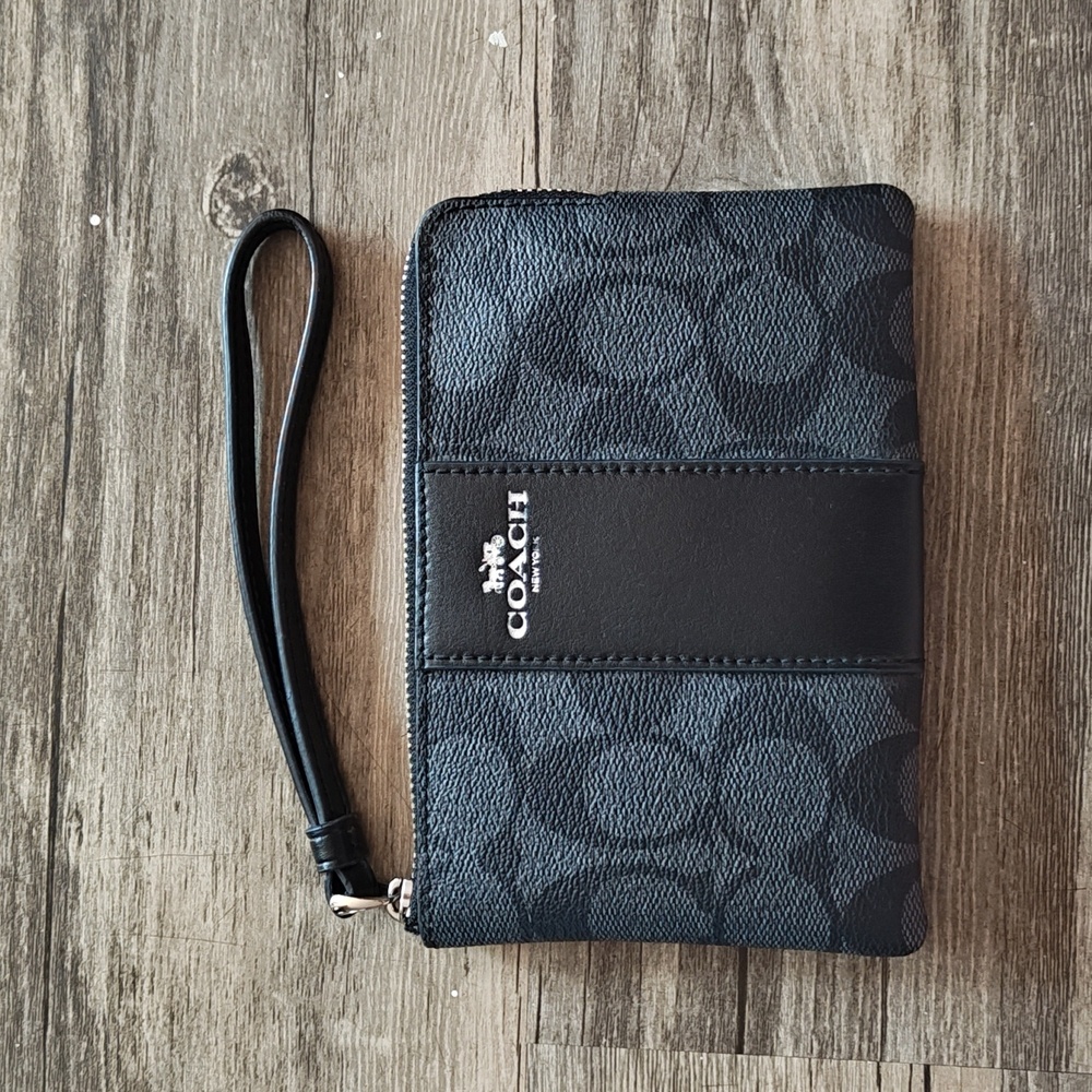 Like New Coach Signature Leather Wallet